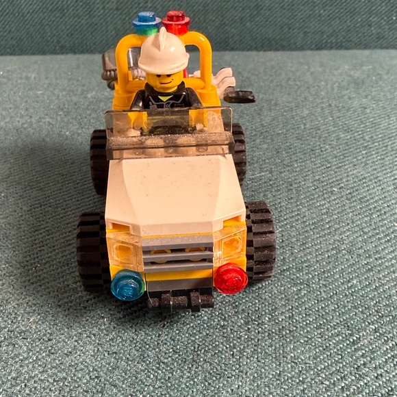 LEGO Emergency Response Vehicles with Two Minifigures - Picture 3 of 10